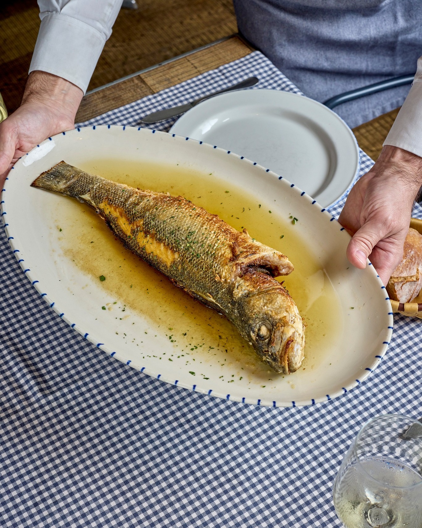 Lubina salvaje a la plancha servida sin salsas en El Pescador