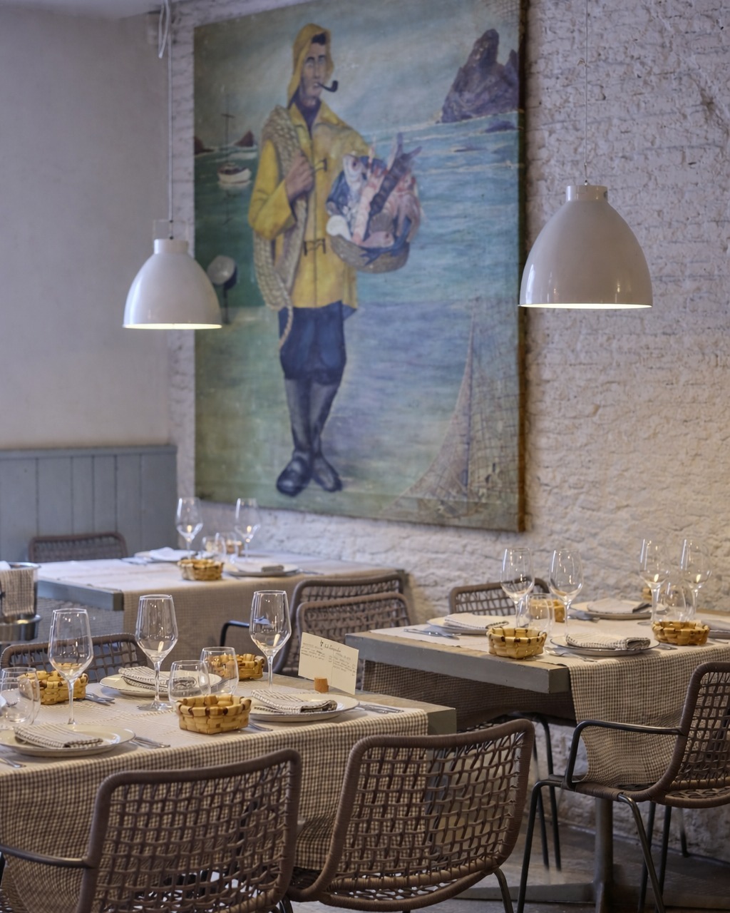 Comedor de El Pescador presidido por el cuadro del pescador gallego