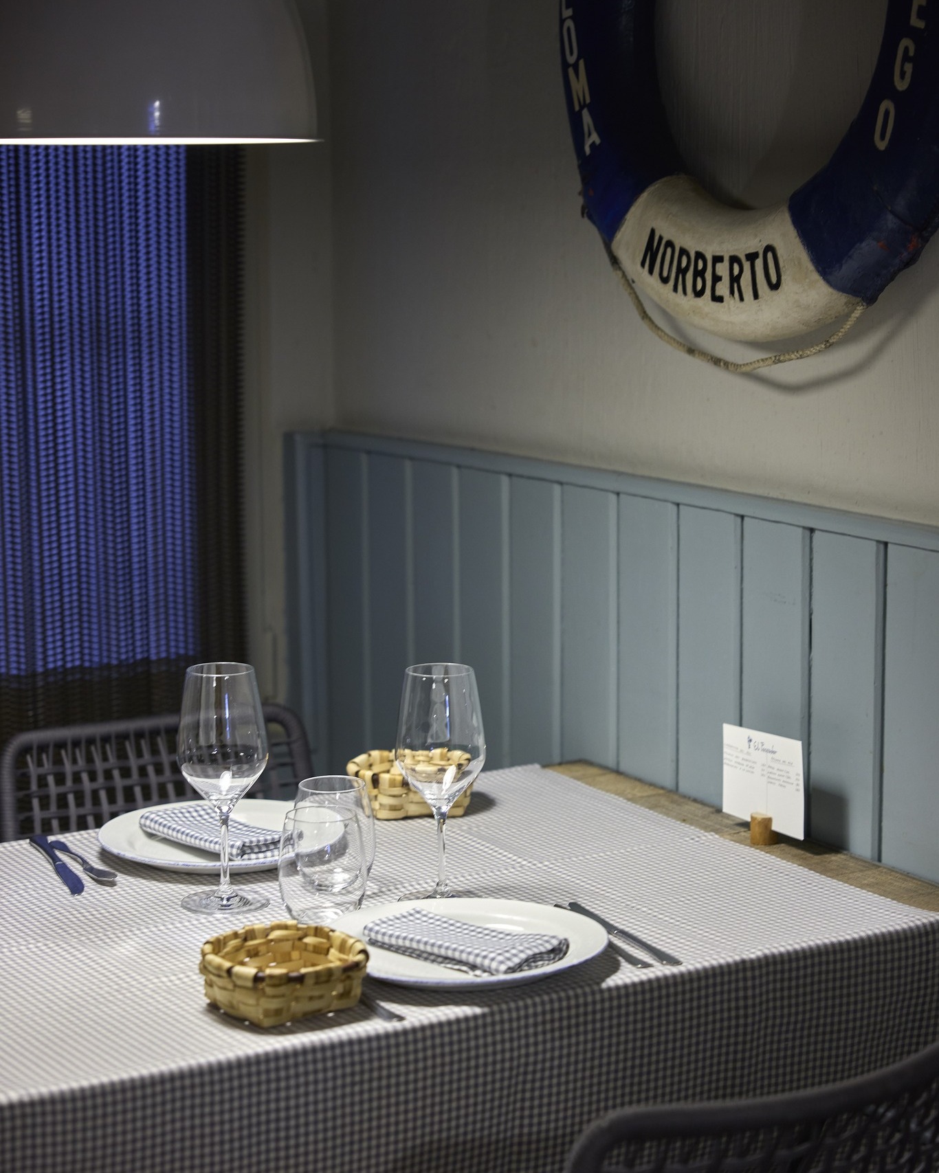 Comedor de El Pescador presidido por el cuadro del pescador gallego